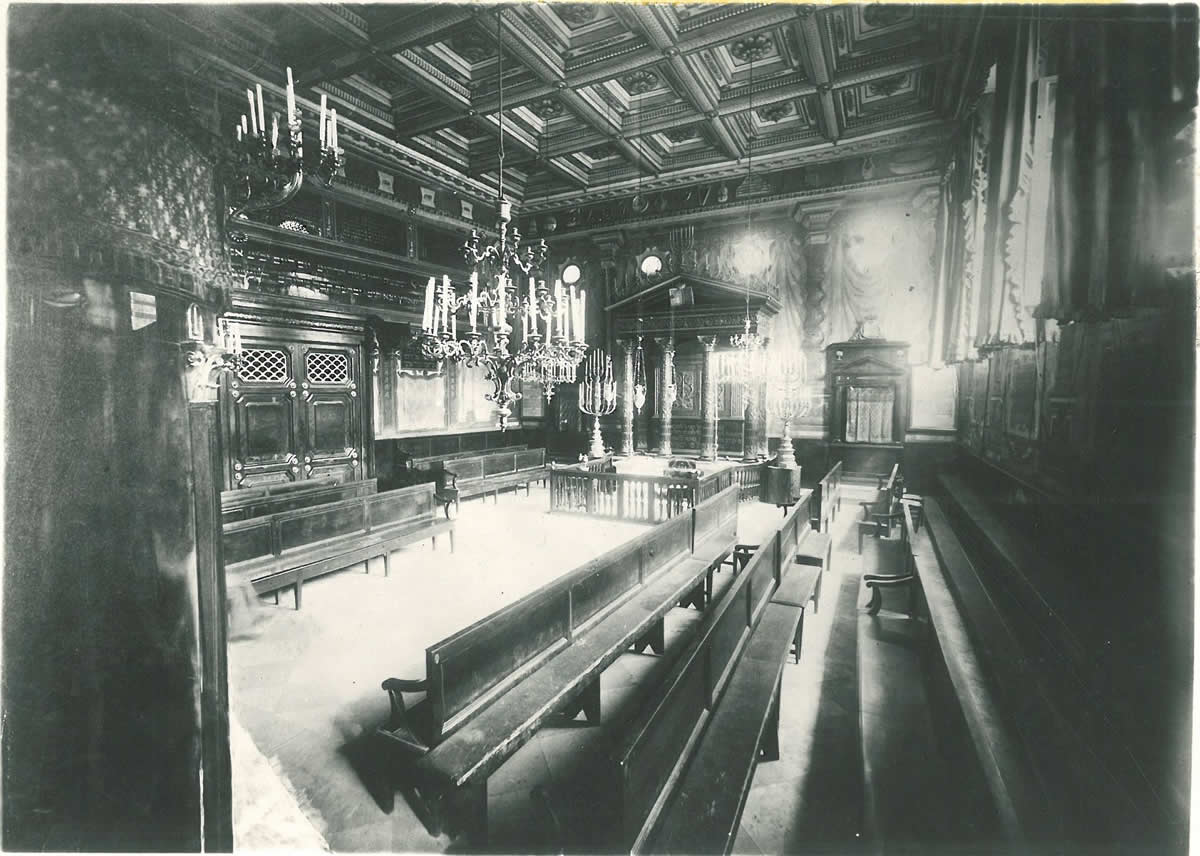 Interno del Tempio di Roma 'Scola Tempio', demolito nel 1910. La sinagoga era raccolta in un unico edificio (Le Cinque Scole)